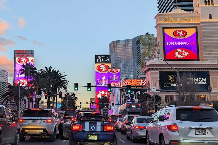 カジノホテルの広告塔に光り輝くサンフランシスコ 49ers と カンザスシティ チーフスのチームロゴ。（試合日の前日の夕刻に撮影）