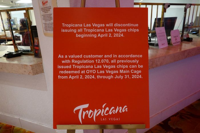 現在のトロピカーナホテルのカジノ内の掲示物。4月2日の営業停止以降のカジノチップの換金に関する注意書き。