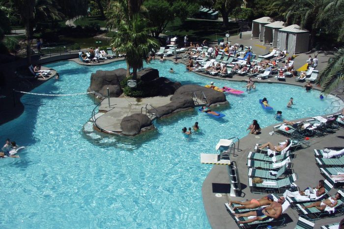 トロピカーナホテルのプール。巨大テーマホテルの建設ラッシュまでは、豪華プールの草分け的存在として有名だった。