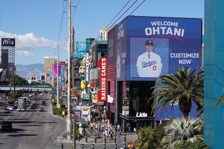 大型カジノホテルが軒を並べるラスベガスの目抜き通り「ストリップ」。広告塔に大谷選手を見ることができる。