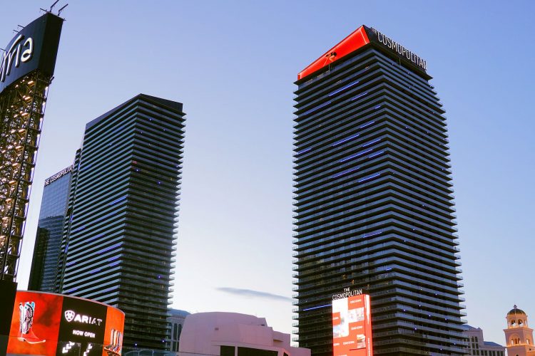 この写真のホテル「コスモポリタン」内の飲食街にあるラーメン店でラーメン価格を調査してみた。