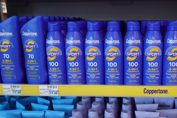 アメリカでは SPF値が100 の日焼け止めもごく普通に売られている。