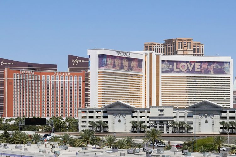 今回紹介するフォーの専門店は、巨大カジノホテルがひしめく繁華街に。(写真に向かって左側のオレンジ色のホテル内)