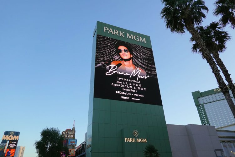 ブルーノマーズのコンサートを知らせる Park MGM ホテルの広告塔。