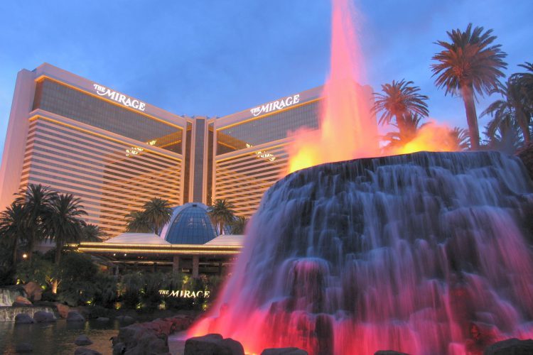 往年のミラージュ・ホテル。手前は同ホテルの人気アトラクション「火山の噴火」。