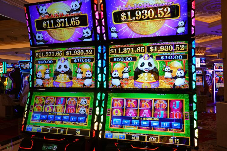 ラスベガスのカジノに設置されている ARUZE社製のスロットマシン。