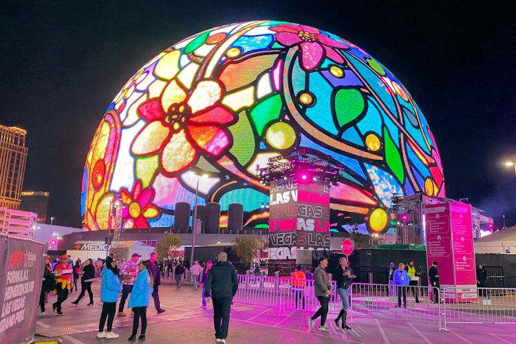 巨大球形アリーナ「スフィア」の周囲につくられた観戦エリア「T-Mobile ゾーン」。（11月21日撮影）