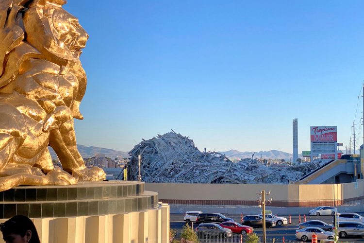 画面左は MGMグランドホテルのシンボルとも言えるライオン像。画面中央奥は爆破解体されたトロピカーナホテルの瓦礫の山。（2024年11月9日）