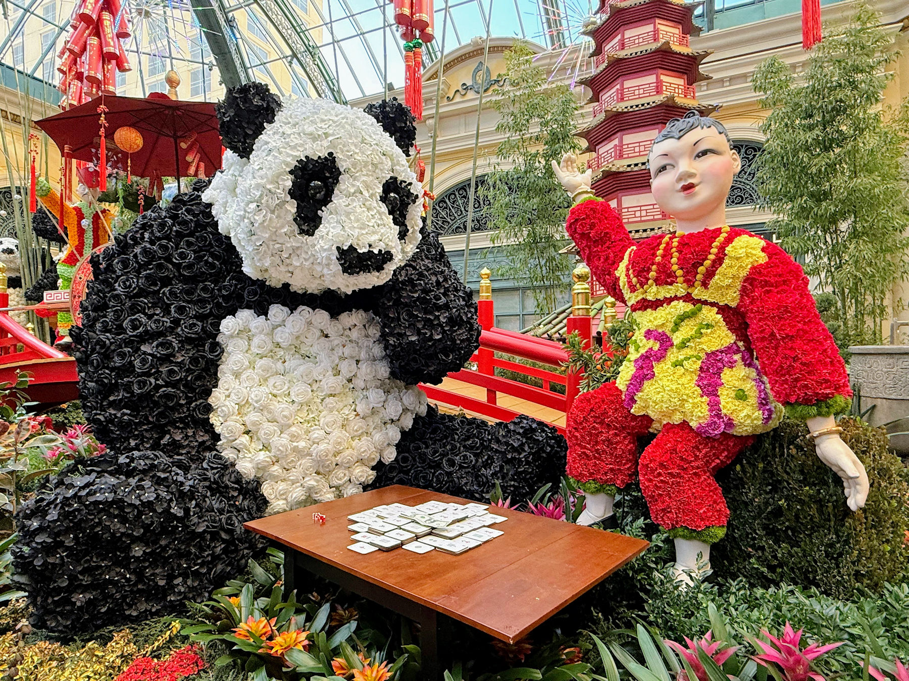 ヘビ年の旧正月を祝うラスベガスのカジノホテルの装飾ってこんな感じ