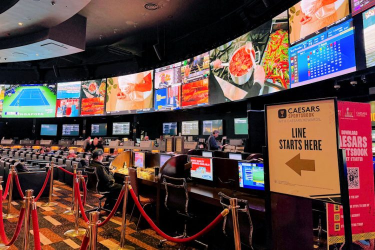 ラスベガスを代表する高級カジノホテル「シーザーズ・パレス」のスポーツブックのセクション。