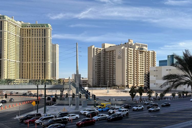 ラスベガスのホテル街の超一等地に放置されたままになっている更地。中央やや右は タイムシェアの POLO TOWER。