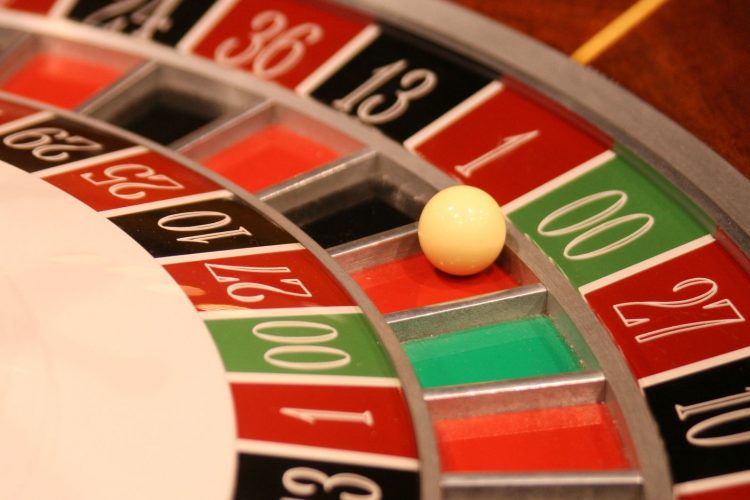 主人公の女性が、噴水ショーで有名な高級ホテルでルーレットを楽しんでいると偶然の出会いが…