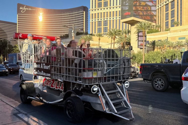 ショッピングカート型の観光ツアー車両「Cartzilla」
