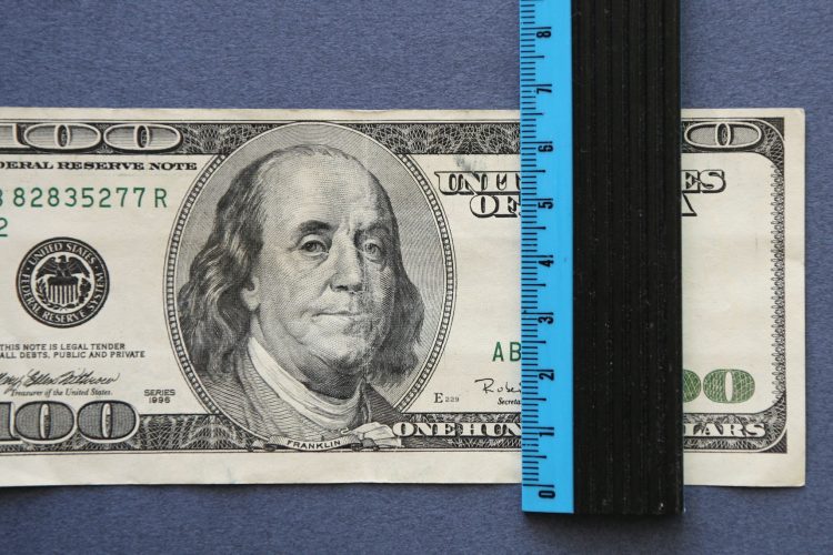 裁断ズレが激しいドル紙幣。この程度のズレは使用において問題がないとの判断なのか、そのまま流通させてしまうのがアメリカ流の合理主義。