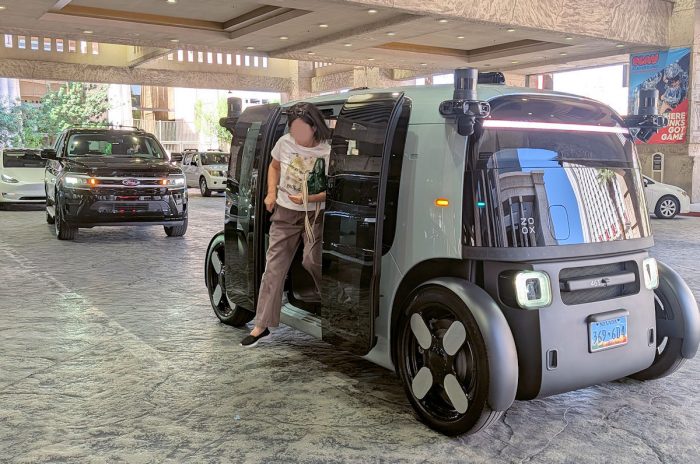 LUXOR ホテルの北口にある乗降場所。乗車時も降車時もすみやかに行動しないと後続車両に迷惑をかけることになるので要注意。