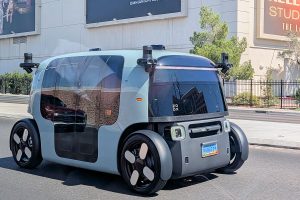 ラスベガス市内を走行する完全無人自動運転タクシー ZOOX。(2025年9月20日、同じくZOOXの車内から 筆者撮影)