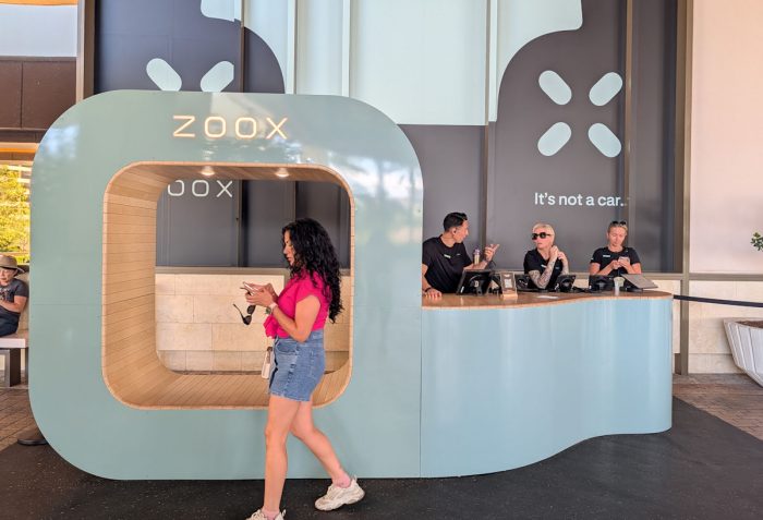 リゾーツワールドにある ZOOX のサービスデスク。午前中はスタッフも暇そうにしている。（午前11時ごろ撮影）