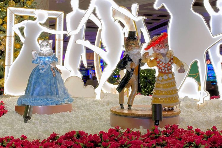 高級カジノホテル「ウィン・ラスベガス」のカジノフロアに飾られたクリスマス装飾。